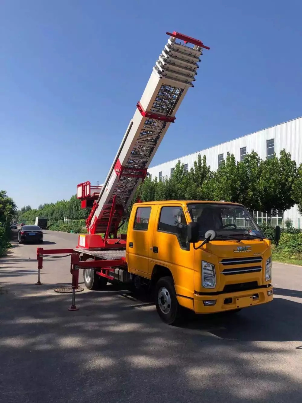 张湾附近的云梯车出租服务：轻松解决高空作业需求